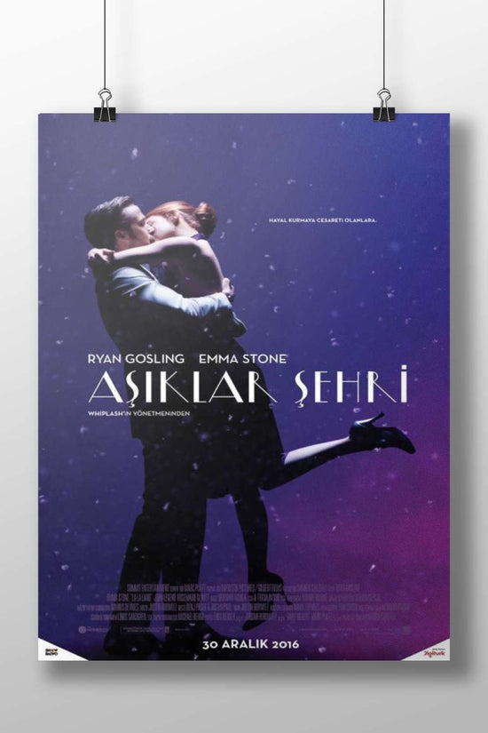 Ryan Gosling and Emma Stone in the movie poster for "La La Land" (Turkish: "Asiklar Şehri") Main Subject: Ryan Gosling and