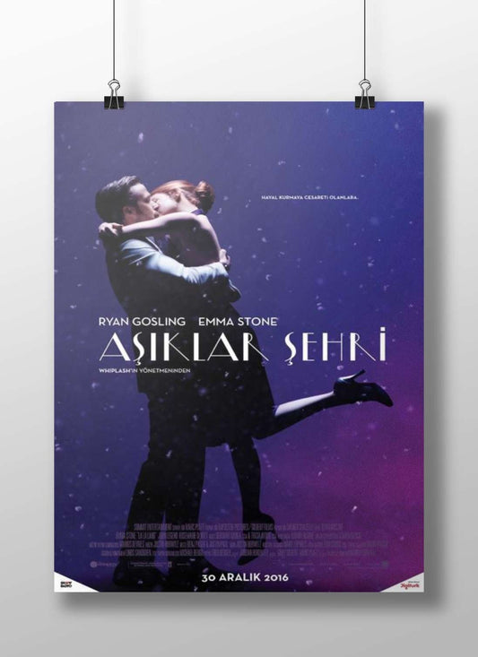 Ryan Gosling and Emma Stone in the movie poster for "La La Land" (Turkish: "Asiklar Şehri") Main Subject: Ryan Gosling and