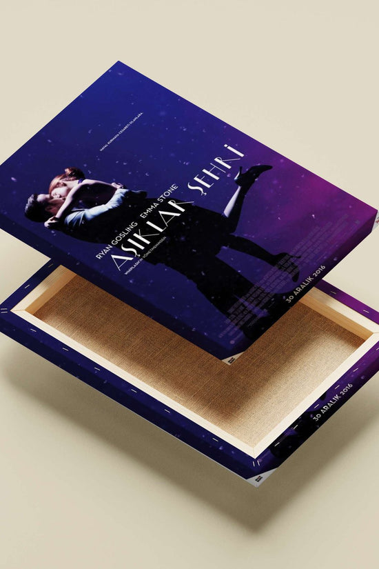 Ryan Gosling and Emma Stone in the movie poster for "La La Land" (Turkish: "Asiklar Şehri") Main Subject: Ryan Gosling and