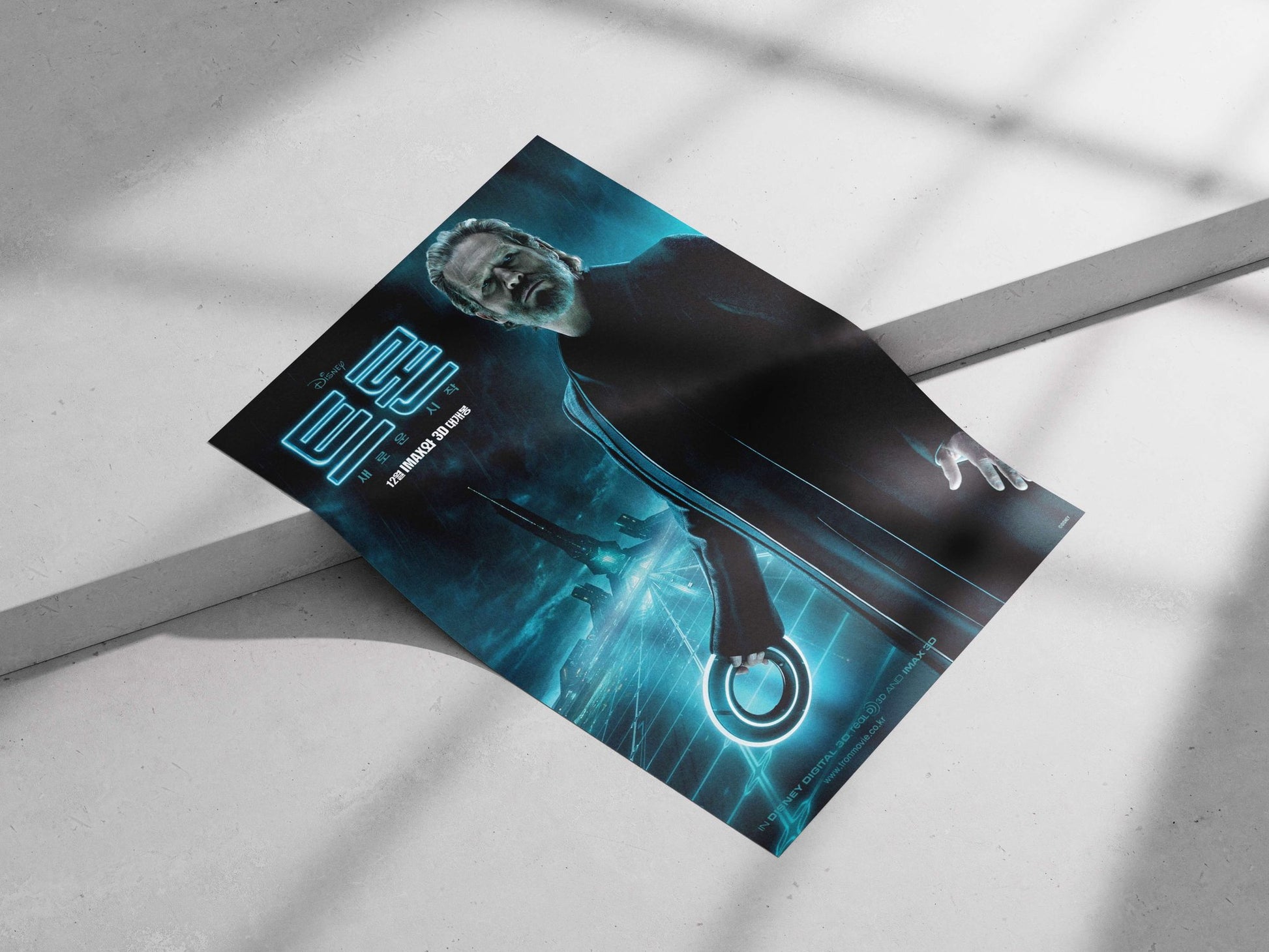 Tron (specifically Tron: Legacy, as evidenced by the Korean text "트론 새로운 시작" and the